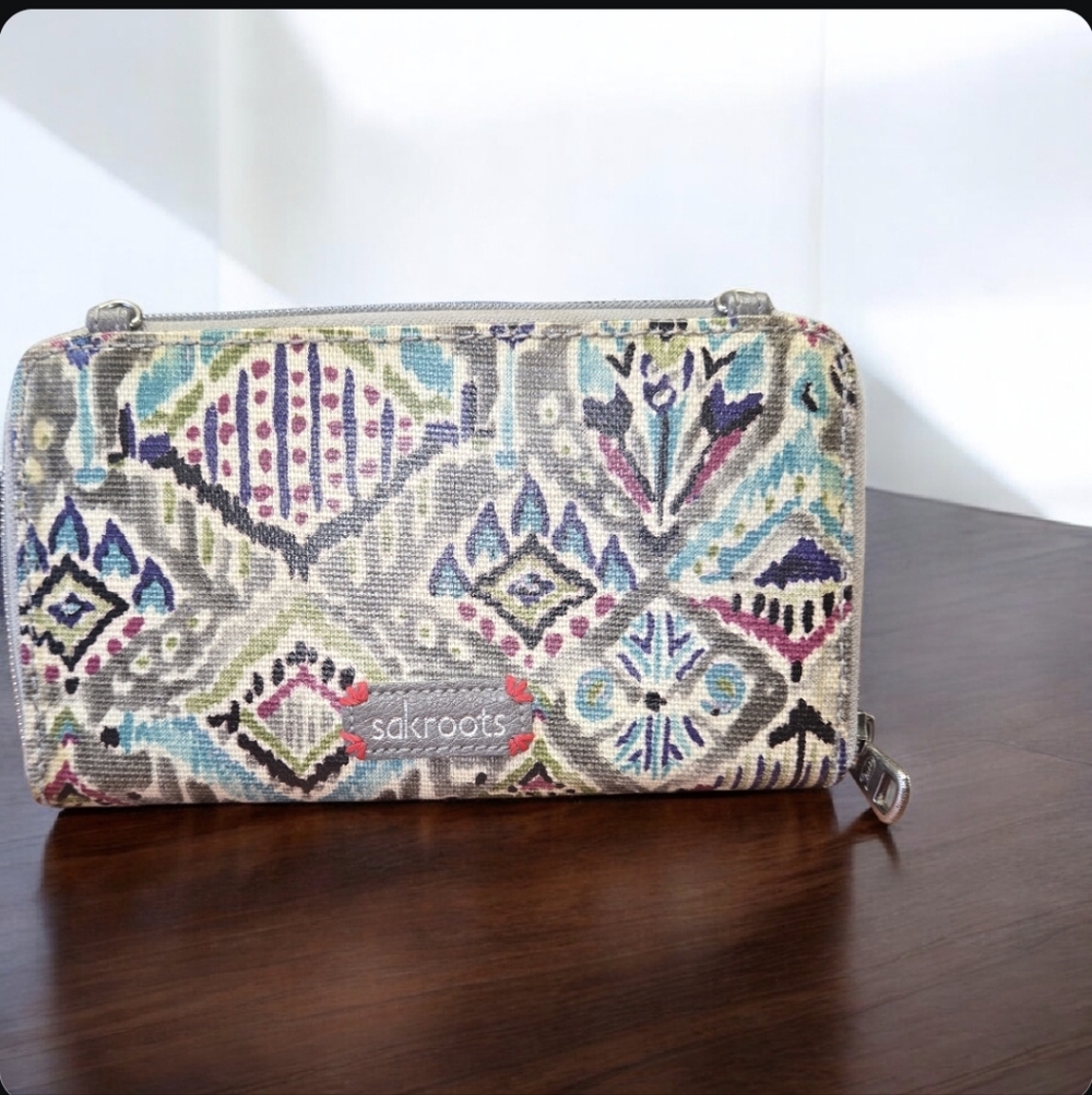 Sakroots Artist Circle Smartphone Wallet in the "Slate Brave Beauty"